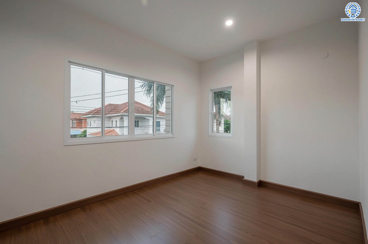 บ้านมือสองตกแต่งใหม่ โครงการ นาราภิรมย์ พุทธมณฑลสาย3 ตกแต่งหรูหรา เนื้อที่ 100 ตร.ว. พื้นที่ใช้สอย 218.73 ตร.ม. ฟังก์ชัน 3 ห้องนอน 4 ห้องน้ำ 1 ห้องแม่บ้าน จอดรถได้ 2 คัน บนทำเลเชื่อมต่อเมือง ใกล้เซ็นทรัลศาลายา, เดอะมอลล์บางแค และทางคู่ขนานลอยฟ้าบรมราชชนนี รายล้อมด้วยสิ่งอำนวยความสะดวกครบ